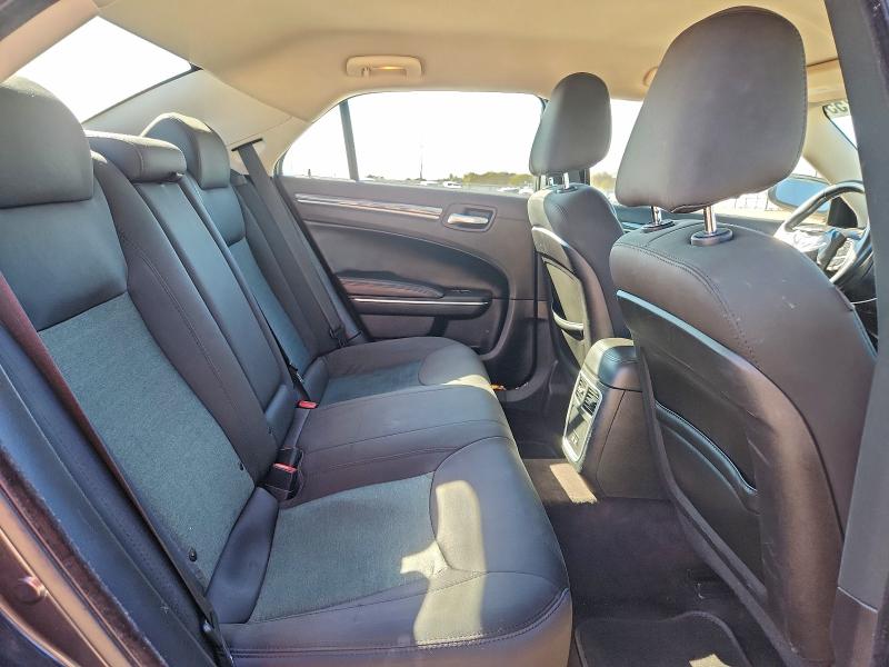 Фото 10 - CHRYSLER 300