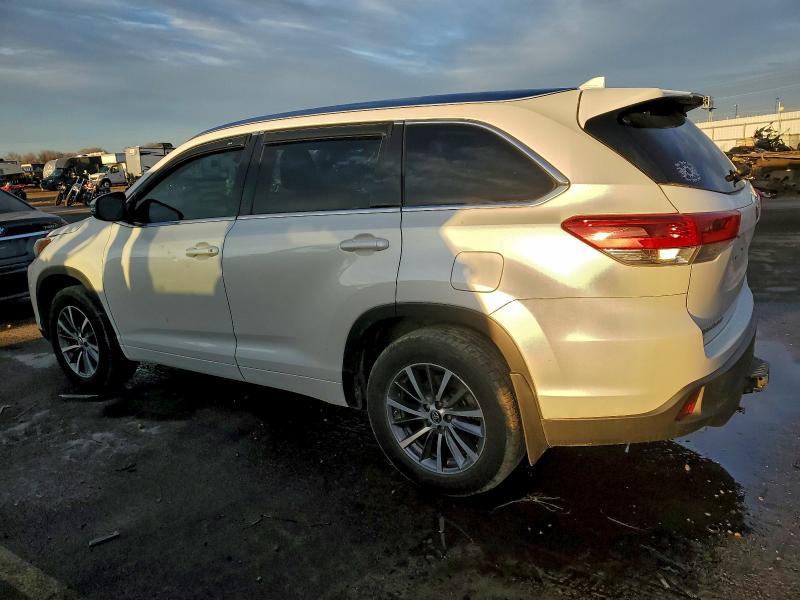 Фото 2 - TOYOTA HIGHLANDER