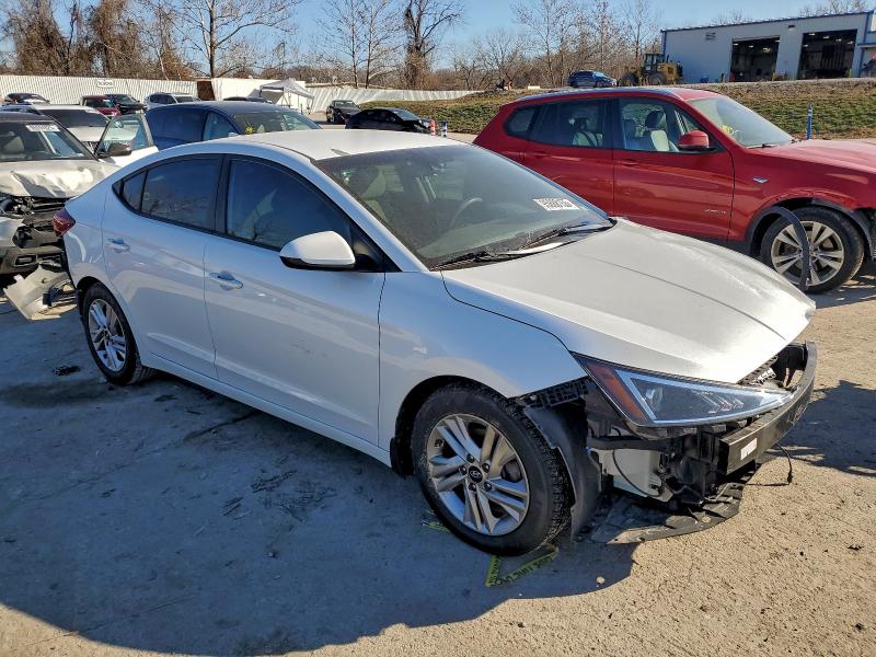 Фото 4 - HYUNDAI ELANTRA