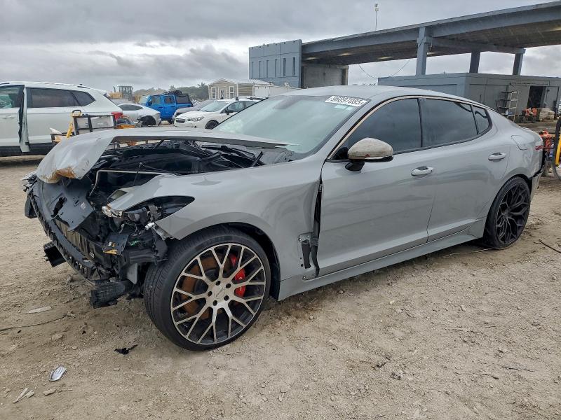 Фото 1 - KIA STINGER