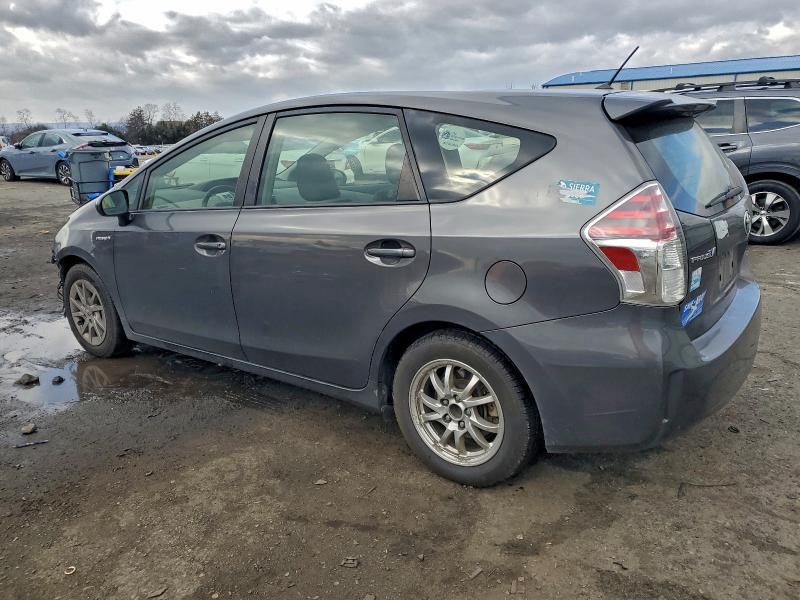 Фото 2 - TOYOTA PRIUS