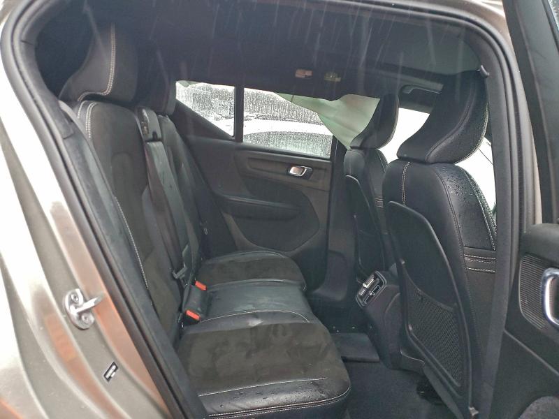 Фото 11 - VOLVO XC40