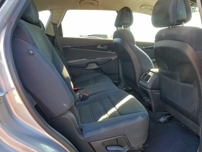 Фото 11 - KIA SORENTO