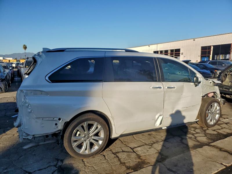 Фото 3 - TOYOTA SIENNA