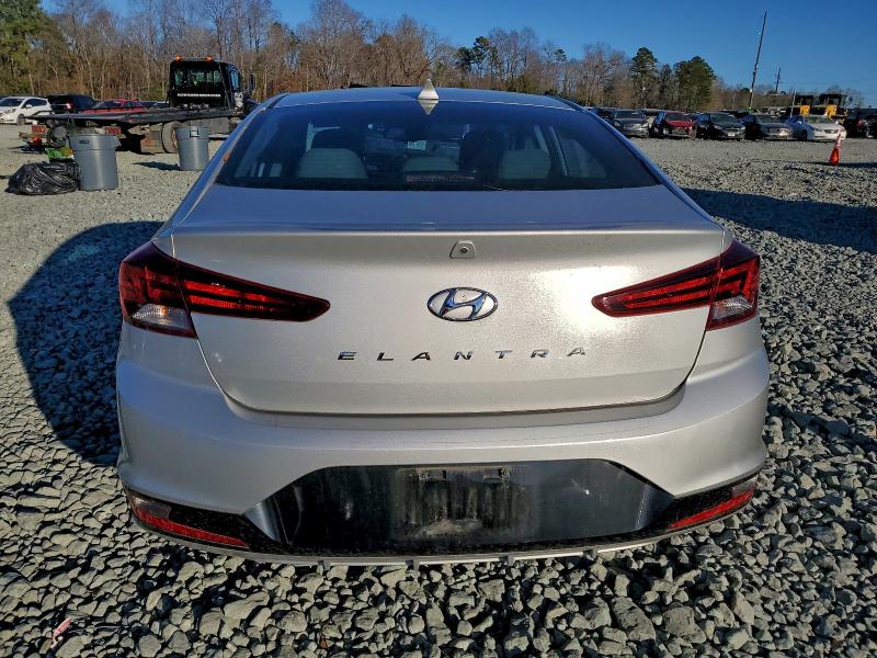 Фото 6 - HYUNDAI ELANTRA