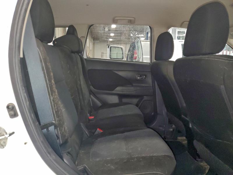 Фото 11 - MITSUBISHI OUTLANDER