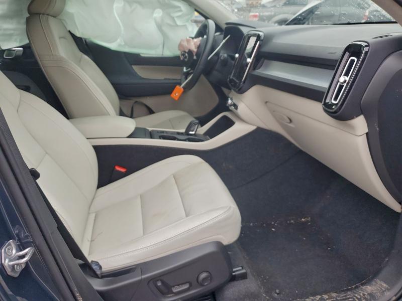 Фото 7 - VOLVO XC40