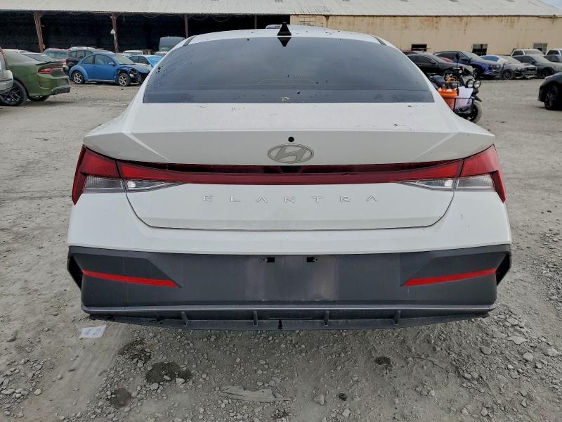 Фото 6 - HYUNDAI ELANTRA