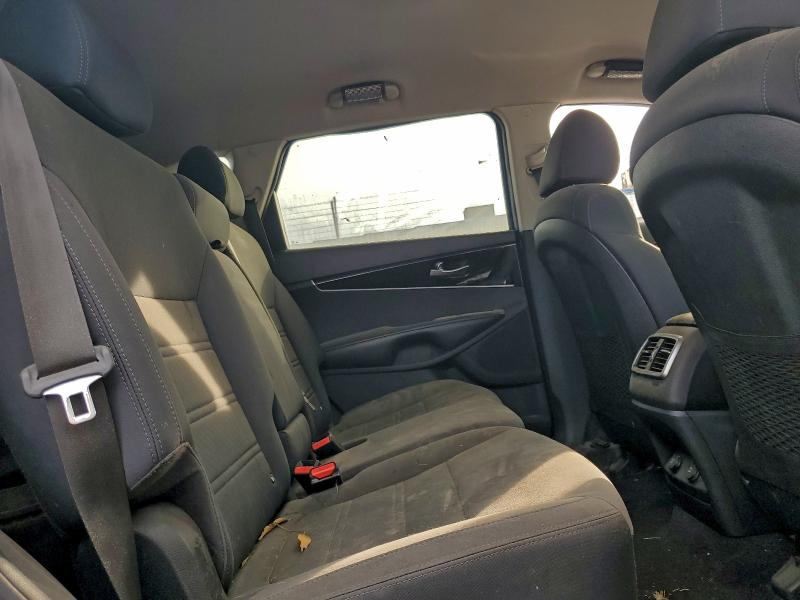 Фото 10 - KIA SORENTO