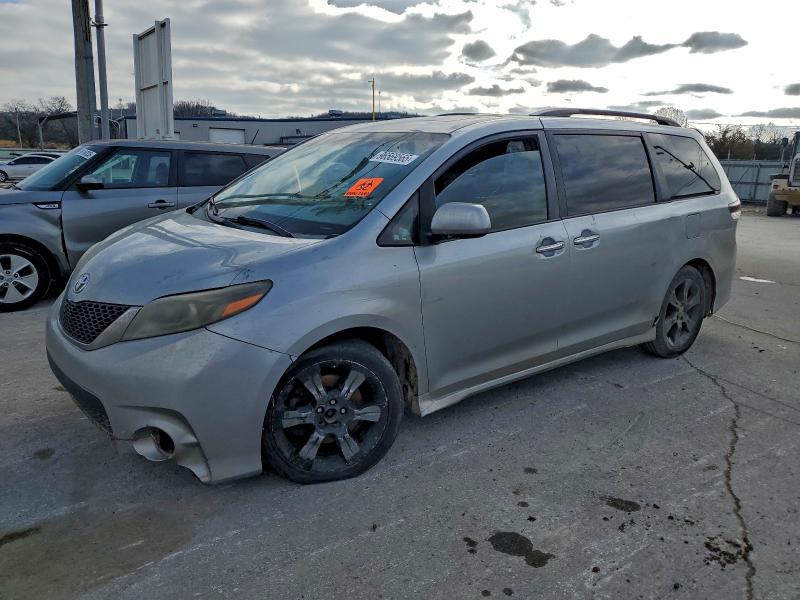 Фото 1 - TOYOTA SIENNA