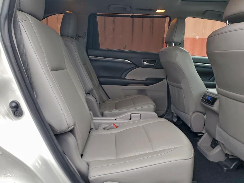 Фото 11 - TOYOTA HIGHLANDER