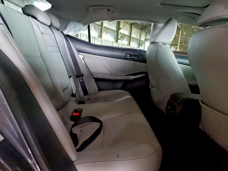 Фото 10 - LEXUS IS