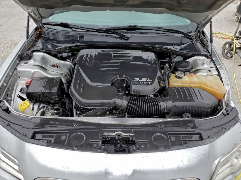 Фото 11 - CHRYSLER 300