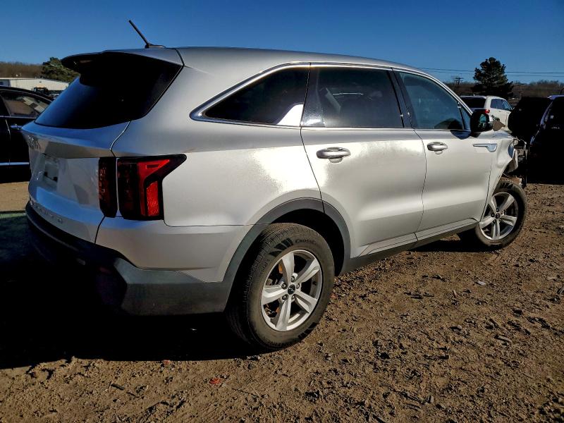 Фото 3 - KIA SORENTO