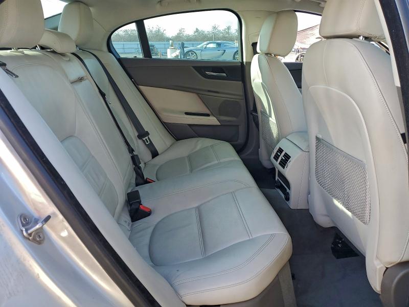 Фото 10 - JAGUAR XE