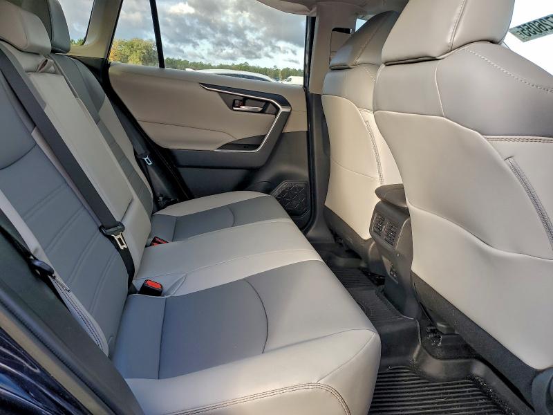 Фото 11 - TOYOTA RAV4