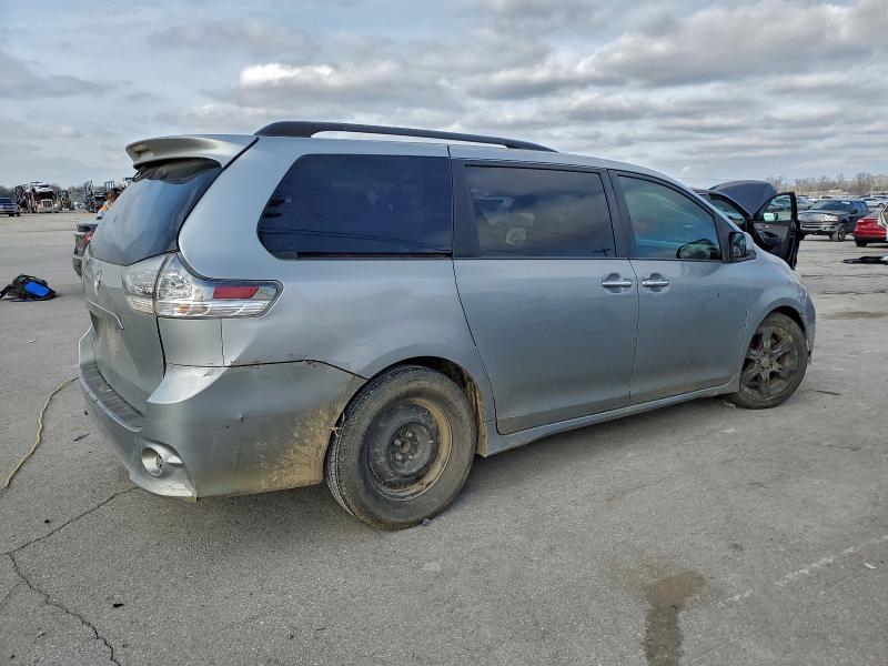 Фото 3 - TOYOTA SIENNA