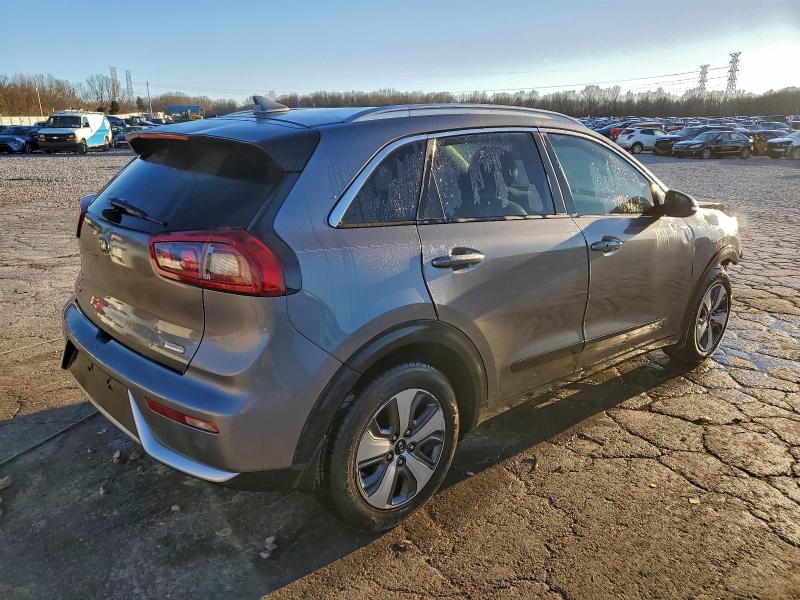 Фото 3 - KIA NIRO