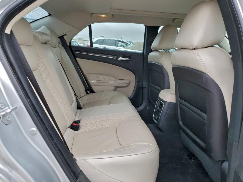 Фото 10 - CHRYSLER 300