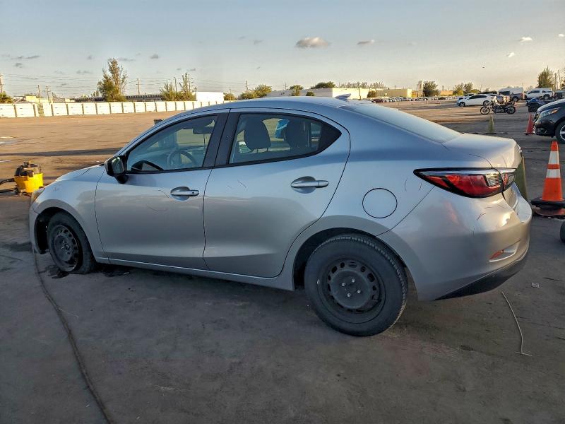 Фото 2 - TOYOTA YARIS