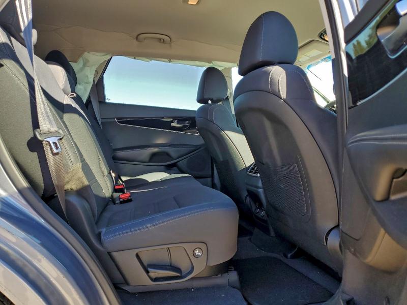 Фото 11 - KIA SORENTO