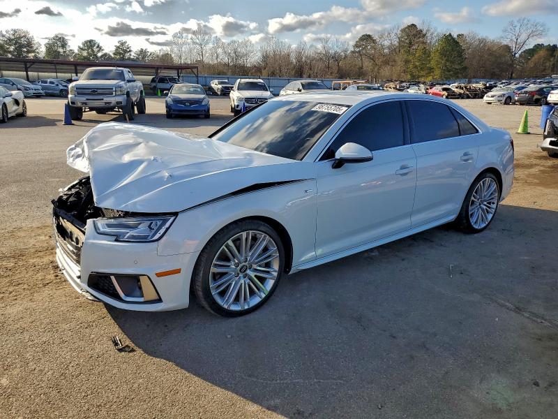 Фото 1 - AUDI A4