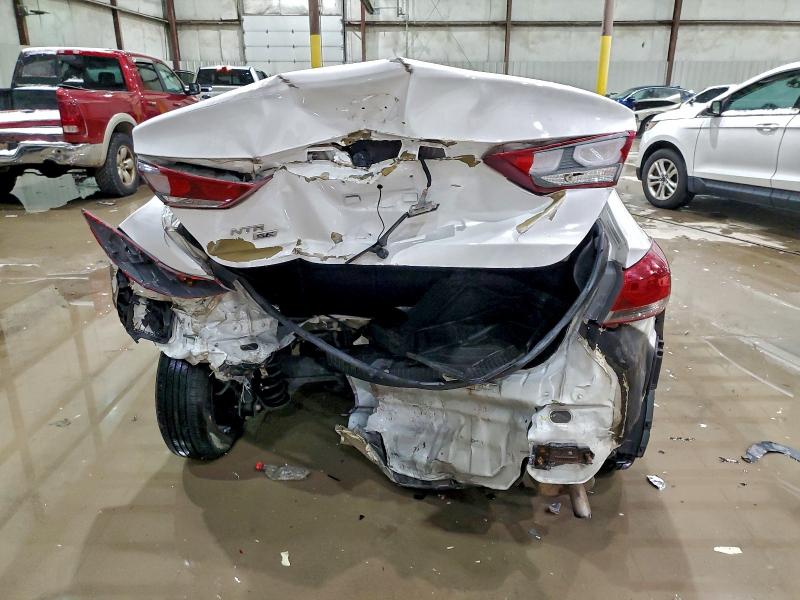 Фото 6 - HYUNDAI ELANTRA