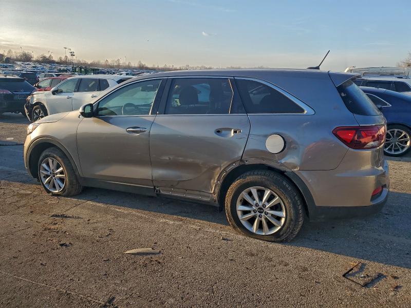 Фото 2 - KIA SORENTO