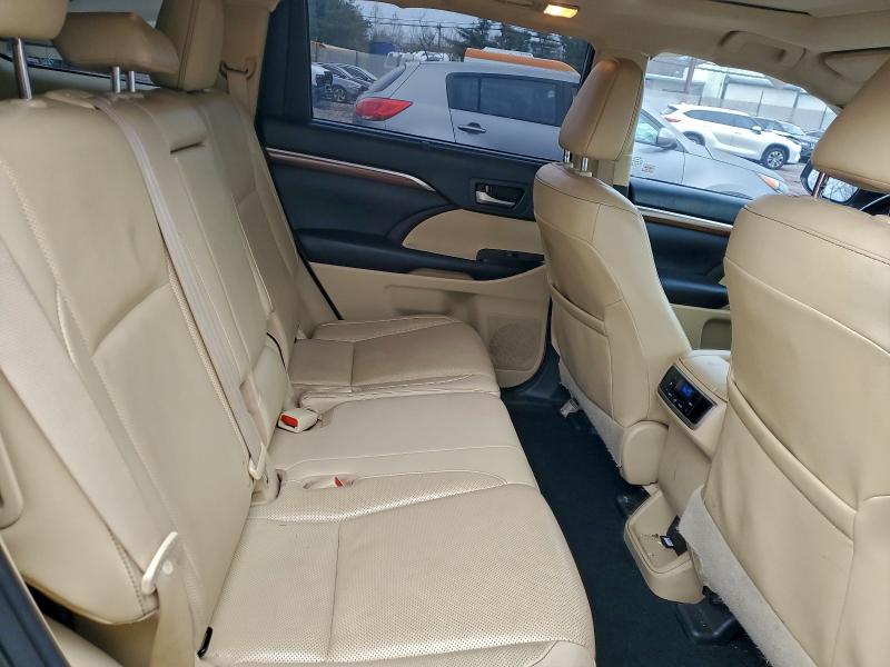 Фото 11 - TOYOTA HIGHLANDER