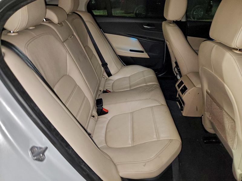 Фото 10 - JAGUAR XE