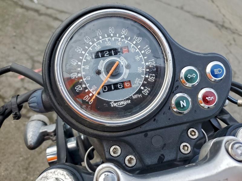 TRIUMPH BONNEVILLE 2005