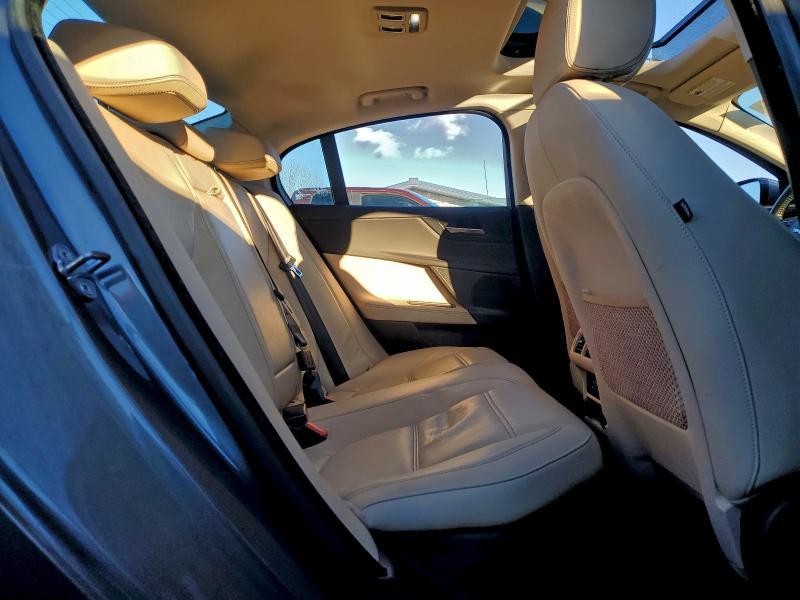 Фото 10 - JAGUAR XE