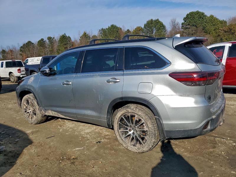 Фото 2 - TOYOTA HIGHLANDER