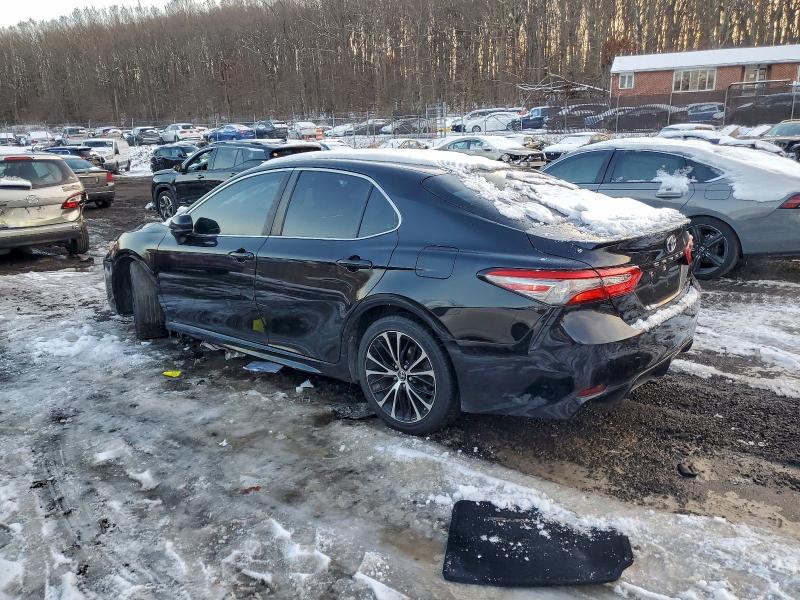 Фото 2 - TOYOTA CAMRY