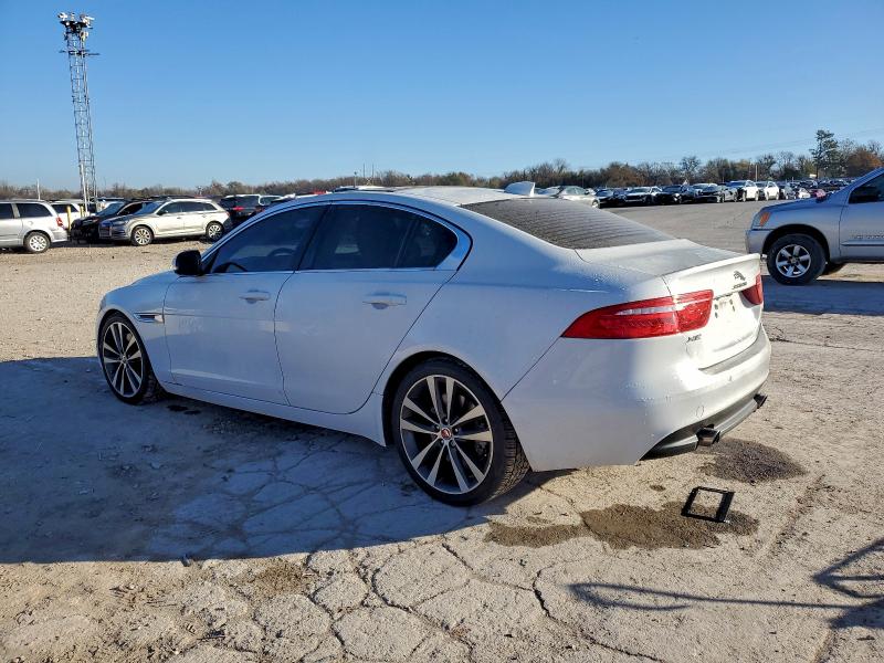 Фото 2 - JAGUAR XE