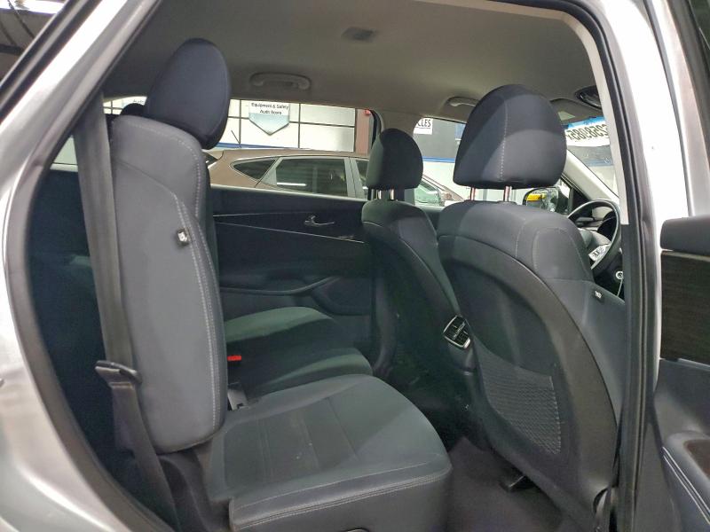 Фото 11 - KIA SORENTO