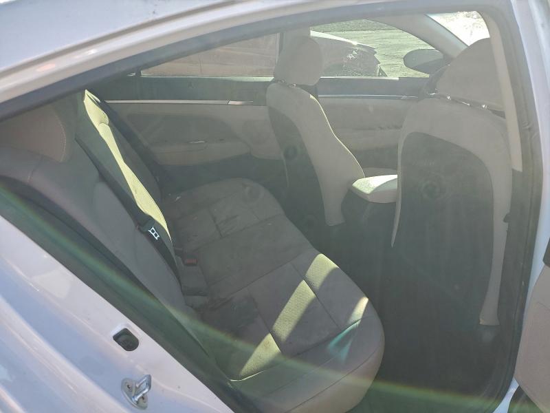 Фото 10 - HYUNDAI ELANTRA