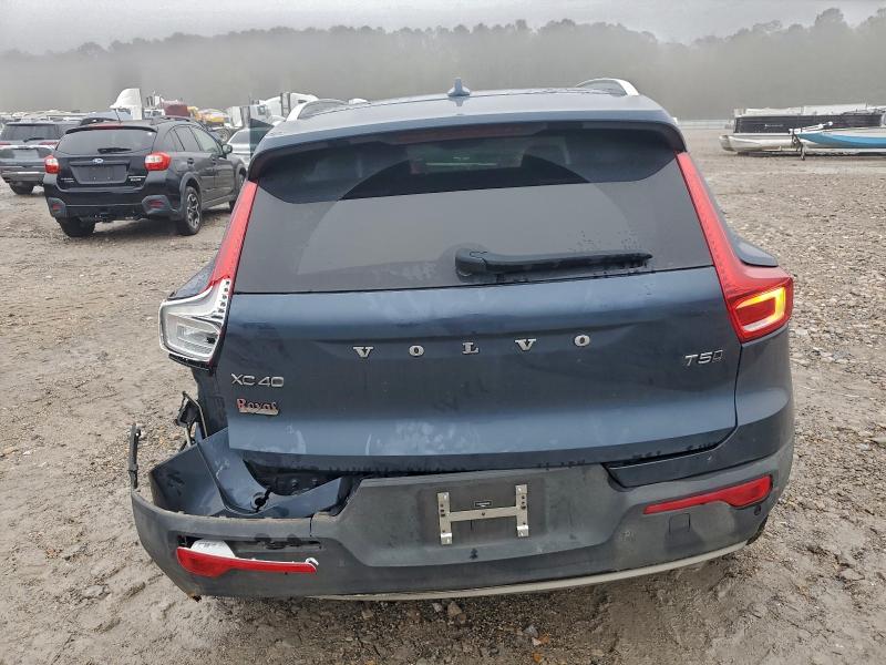 Фото 6 - VOLVO XC40