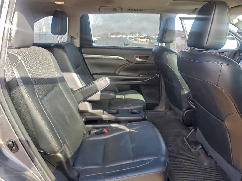 Фото 11 - TOYOTA HIGHLANDER