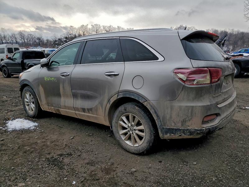 Фото 2 - KIA SORENTO