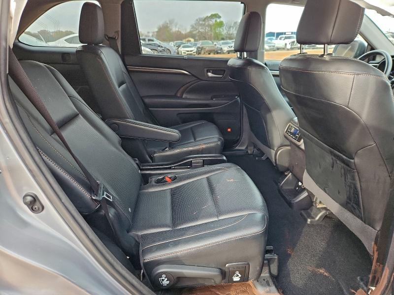 Фото 11 - TOYOTA HIGHLANDER