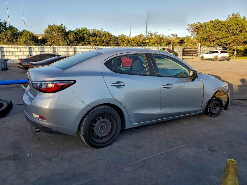 Фото 3 - TOYOTA YARIS