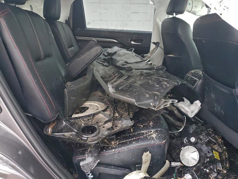 Фото 11 - TOYOTA HIGHLANDER