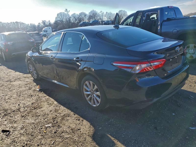 Фото 2 - TOYOTA CAMRY