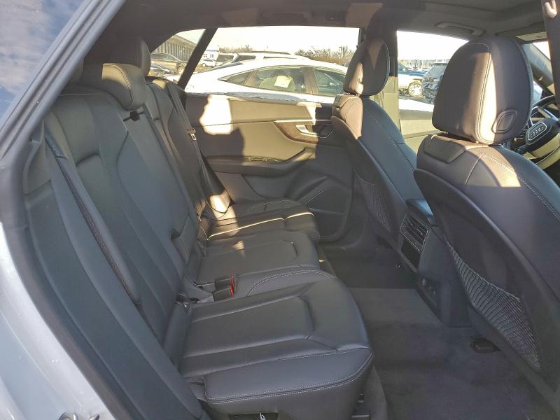 Фото 11 - AUDI Q8