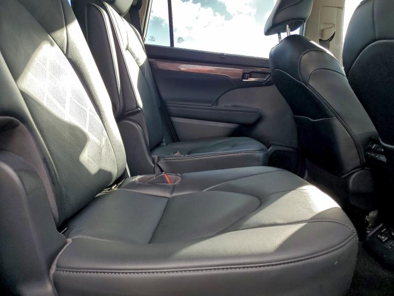 Фото 11 - TOYOTA HIGHLANDER