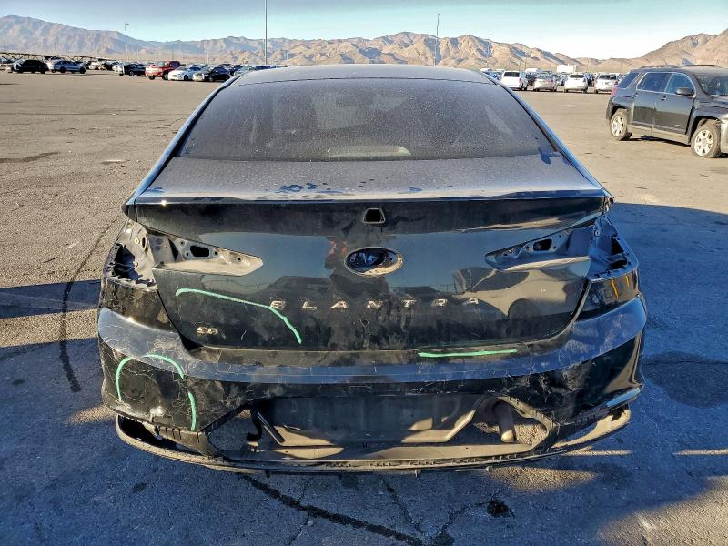 Фото 6 - HYUNDAI ELANTRA