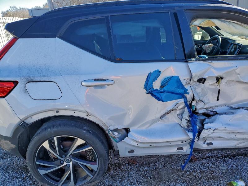 Фото 10 - VOLVO XC40