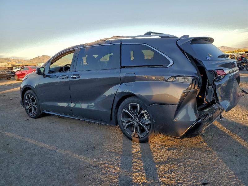 Фото 2 - TOYOTA SIENNA