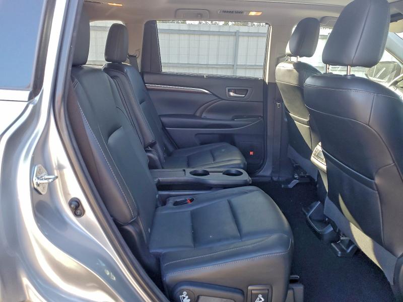 Фото 11 - TOYOTA HIGHLANDER